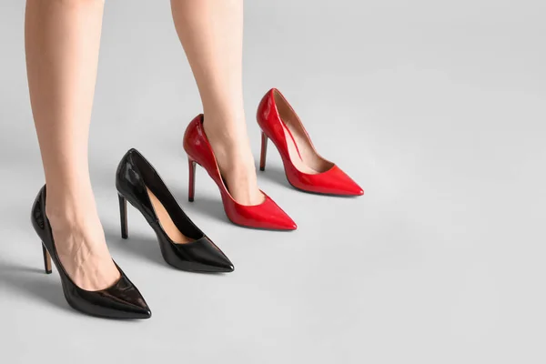 Női Lábak Stílusos Cipők Szürke Alapon — Stock Fotó