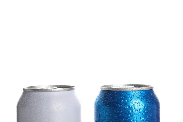 白い背景に水滴が隔離された新鮮なソーダの缶 クローズアップ — ストック写真