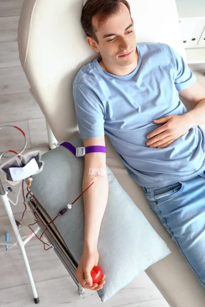 Top Tutan Genç Adam Kliniğe Kan Bağışlıyor — Stok fotoğraf