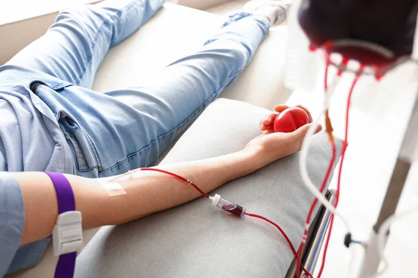 Klinikte Kan Bağışı Yapan Genç Adam Yakın Plan — Stok fotoğraf