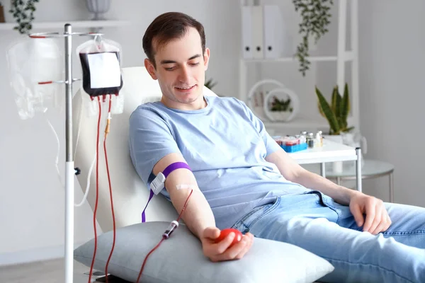 Junger Mann Mit Grippeball Spendet Blut Klinik — Stockfoto