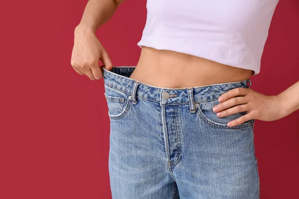 Mujer Joven Pantalones Vaqueros Sueltos Sobre Fondo Borgoña Concepto Dieta —  Fotos de Stock