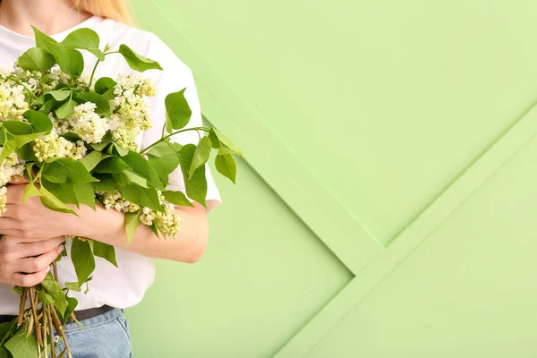 Femme Tenant Bouquet Lilas Blancs Près Mur Vert — Photo