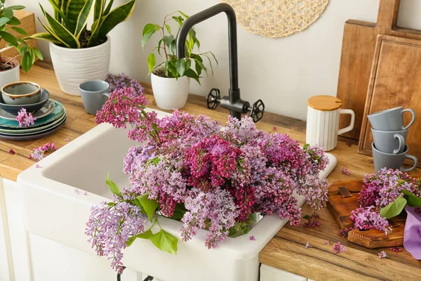 Blooming Lilac Twigs Kitchen Sink — Stock Photo, Image