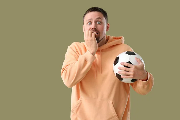 Uomo Spaventato Con Pallone Calcio Sfondo Colore — Foto Stock