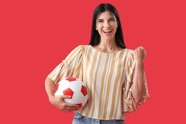 Счастливая Девушка Футбольным Мячом Красном Фоне — стоковое фото