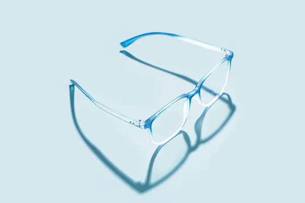 Gradiens Szemüveg Halványkék Háttérrel — Stock Fotó