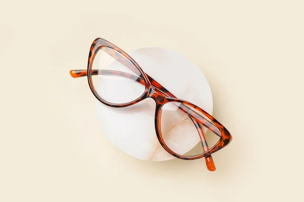 Soluk Sarı Arkaplanda Şık Leopar Desenli Gözlüklerle Dur — Stok fotoğraf