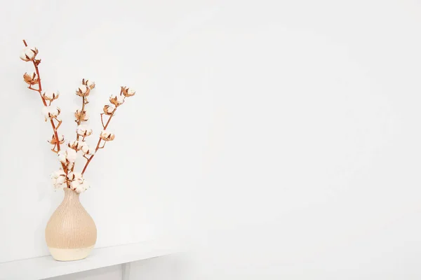 Vase Aus Baumwollzweigen Regal Gegen Weiße Wand — Stockfoto