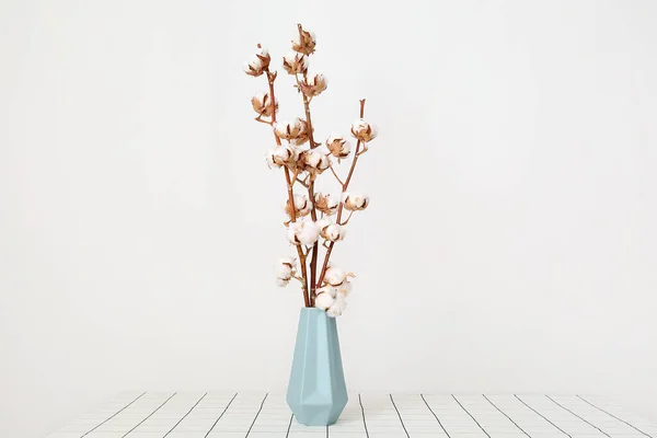 Baumwollzweige Vase Auf Weißem Fliesentisch Wandnähe — Stockfoto