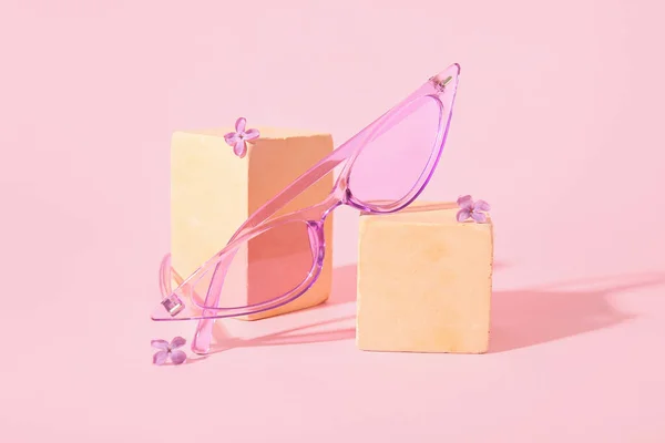 Podiums Com Óculos Sol Elegantes Fundo Rosa — Fotografia de Stock