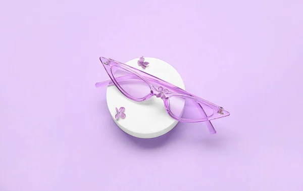 Podium Stylish Sunglasses Lilac Background — Stock Photo, Image