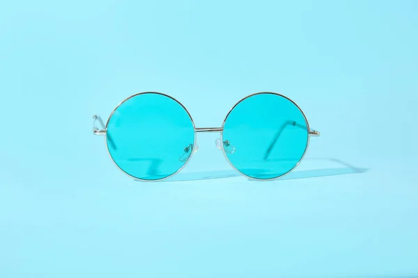 Elegantes Gafas Sol Sobre Fondo Azul —  Fotos de Stock