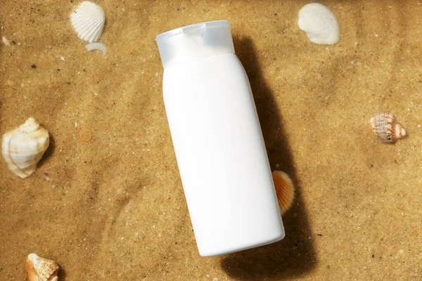 Bottle Sunscreen Cream Seashells Water Sand — Stock Photo, Image