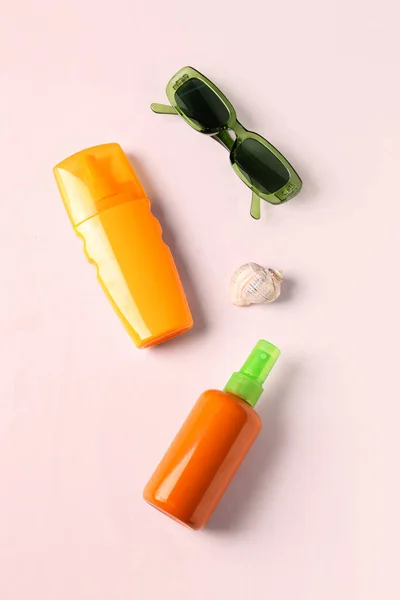 Botellas Crema Protector Solar Gafas Sol Sobre Fondo Blanco — Foto de Stock