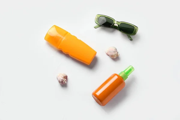 Bottles Sunscreen Cream Sunglasses White Background — Stock Photo, Image