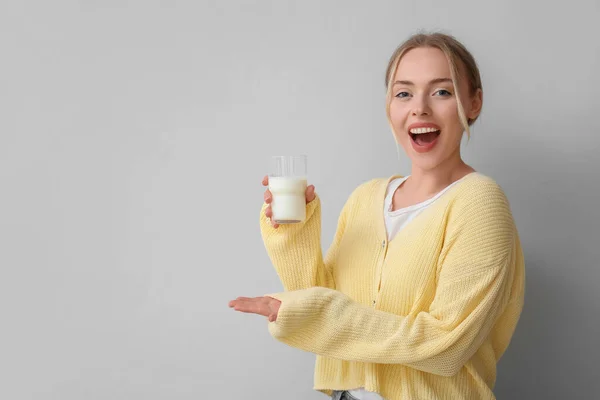 Νεαρή Γυναίκα Ένα Ποτήρι Γάλα Γκρι Φόντο — Φωτογραφία Αρχείου