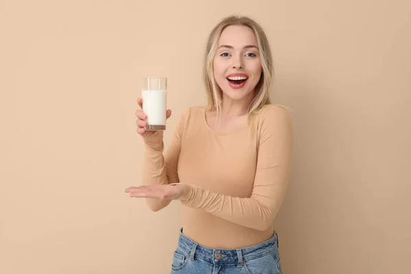 Молода Жінка Склянкою Молока Бежевому Фоні — стокове фото