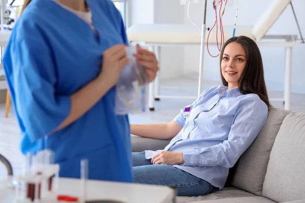 Young Woman Donating Blood Clinic — Stock Photo, Image