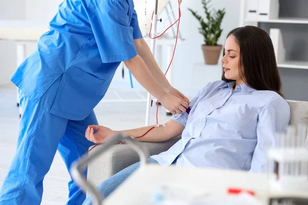 Female Nurse Preparing Young Donor Blood Transfusion Clinic — Stock Photo, Image