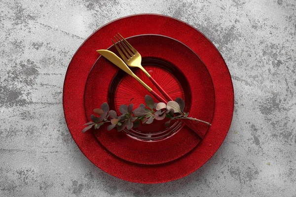 Золотая Вилка Ножом Барбарис Красной Тарелке Сером Грибном Фоне — стоковое фото