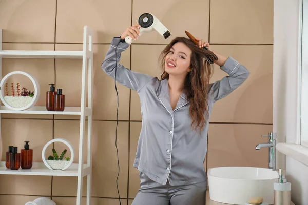 Mulher Muito Jovem Com Secador Cabelo Escova Banheiro — Fotografia de Stock