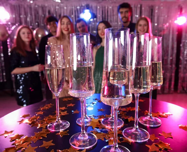 Bicchieri Champagne Sul Tavolo Ballo Primo Piano — Foto Stock
