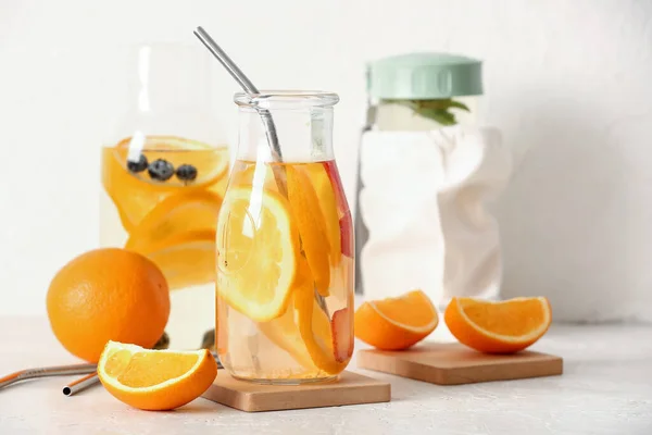 Injekciós Üvegek Narancssárga Szeletekkel Fehér Asztalon — Stock Fotó