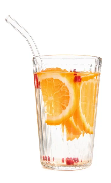 Ποτήρι Εμποτισμένου Νερού Φέτες Πορτοκαλιού Λευκό Φόντο — Φωτογραφία Αρχείου