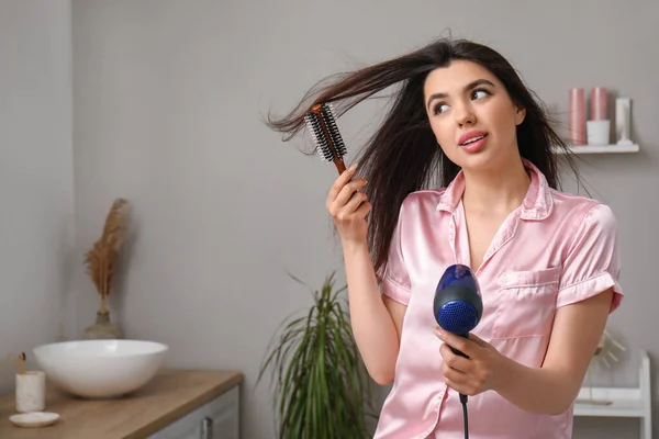 Saç Kurutma Makinesi Banyoda Fırçası Olan Güzel Bir Kadın — Stok fotoğraf