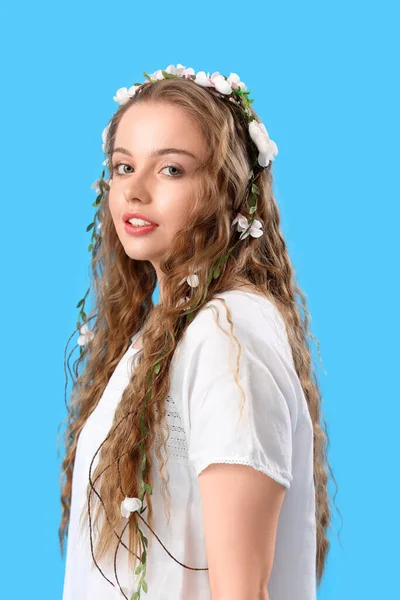 Gyönyörű Fiatal Virágokkal Hajában Kék Háttérrel Nyári Napforduló — Stock Fotó
