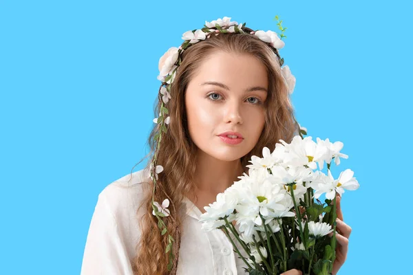 Красива Молода Жінка Букетом Квітів Синьому Фоні Літнє Сонцестояння — стокове фото