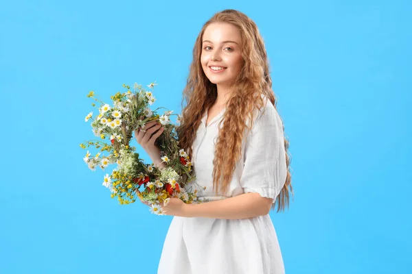 Mavi Arka Planda Çiçek Çelengi Olan Güzel Bir Kadın Yaz — Stok fotoğraf