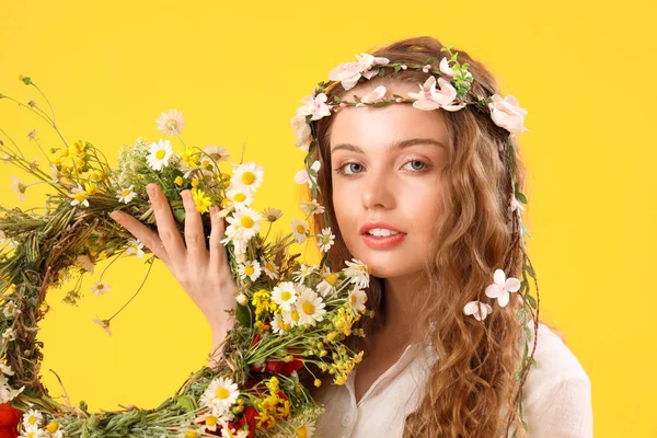 Όμορφη Νεαρή Γυναίκα Στεφάνι Λουλουδιών Κίτρινο Φόντο Θερινό Ηλιοστάσιο — Φωτογραφία Αρχείου