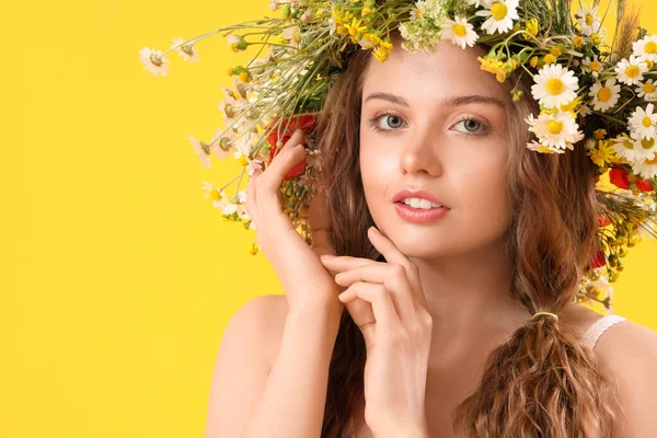 Hermosa Joven Corona Flores Sobre Fondo Amarillo Solsticio Verano —  Fotos de Stock