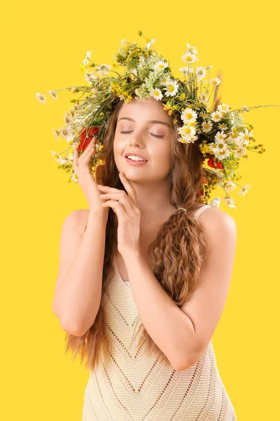 Hermosa Joven Corona Flores Sobre Fondo Amarillo Solsticio Verano —  Fotos de Stock