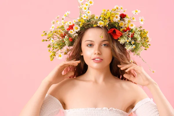 Hermosa Mujer Joven Corona Flores Sobre Fondo Rosa Solsticio Verano —  Fotos de Stock