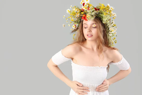 Gyönyörű Fiatal Virágkoszorúban Világos Háttérrel Nyári Napforduló — Stock Fotó
