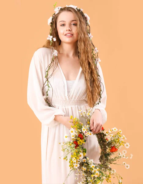 Bej Arka Planda Çiçek Çelengi Olan Güzel Bir Genç Kadın — Stok fotoğraf