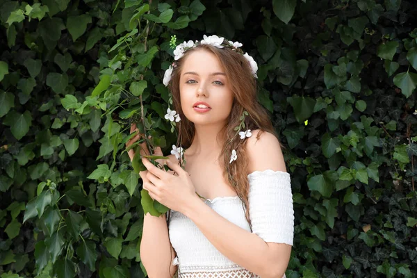 Schöne Junge Frau Mit Blumen Haar Der Nähe Von Grünem — Stockfoto