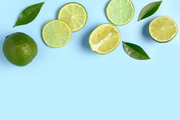Slices Fresh Lime Leaves Blue Background — Stock Photo, Image