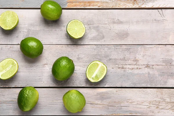 Fresh Limes Grey Wooden Background — Stock Photo, Image