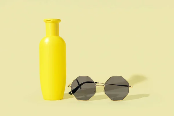 Lahvička Krém Opalování Slunečními Brýlemi Světle Žlutém Pozadí — Stock fotografie