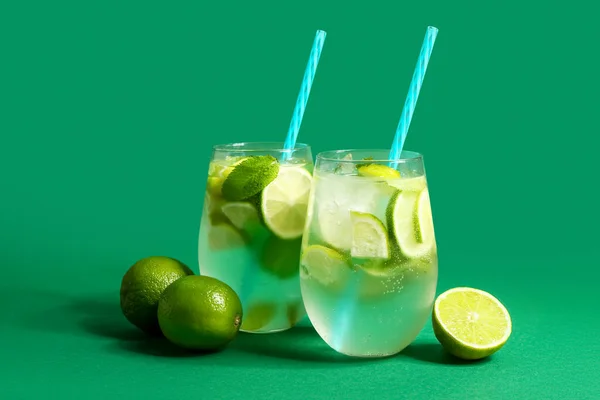 Yeşil Arka Planda Soğuk Mojito Limon Bardakları — Stok fotoğraf