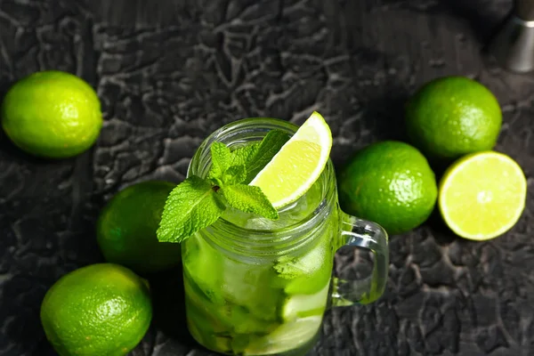 Mason Jar Cold Mojito Lime Black Table — Stock Photo, Image