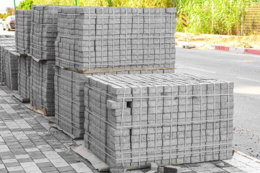 Caddedeki gri kaldırım taşlarının manzarası