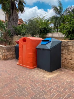 Şehir caddesinde çöp konteynerleri