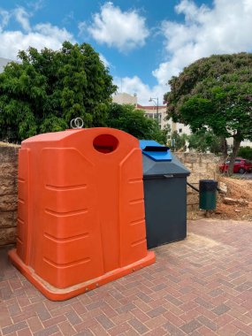 Şehir caddesinde çöp konteynerleri