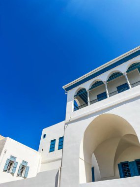 Mavi gökyüzüne bakan pencereli güzel beyaz bina manzarası