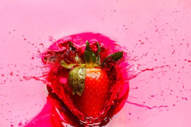 Olgun çileğin kırmızı meyve suyuna düşüşü